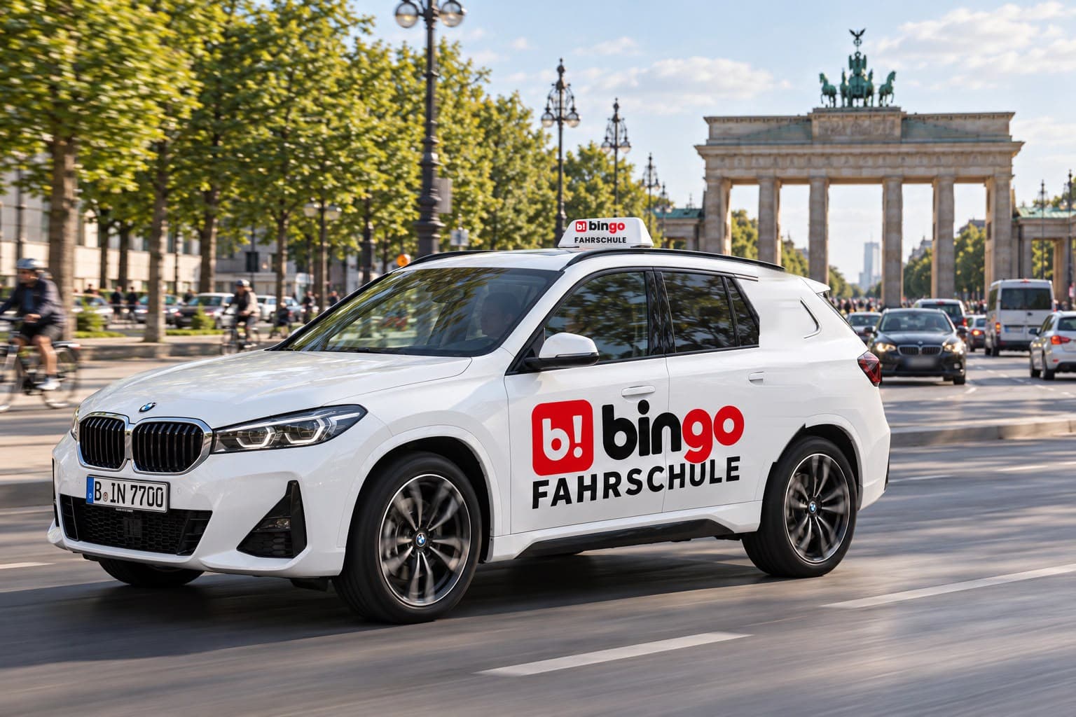 Weißes Bingo-Fahrschulauto am Brandenburger Tor