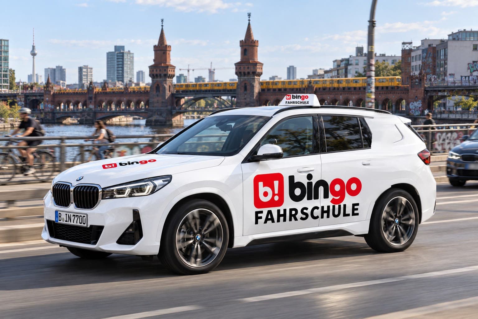 Weißes Bingo-Fahrschulauto vor der Oberbaumbrücke